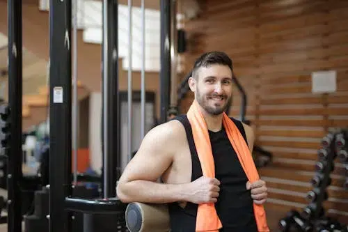 hombre sonriendo en el gimnasio lorange bleue